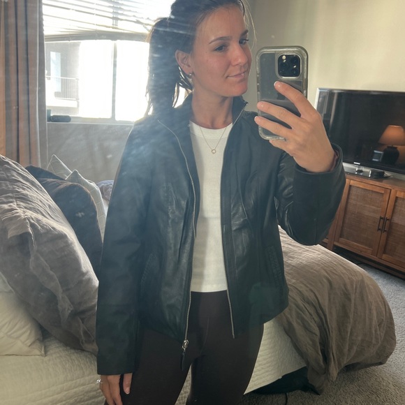 Elegant Black Leather Jacket for Women - Picture 3 of 8